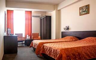 Отель Hotel Yaky Center Питешти Стандартный двухместный номер с 2 отдельными кроватями-2